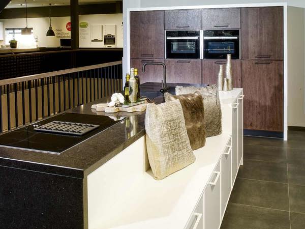 Wit design keukeneiland met kastenwand